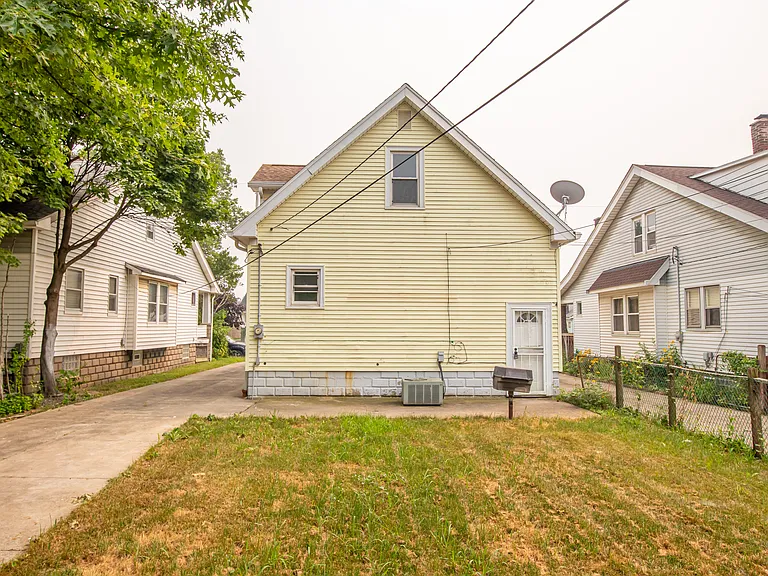 9105 Bancroft Ave — Photo 10