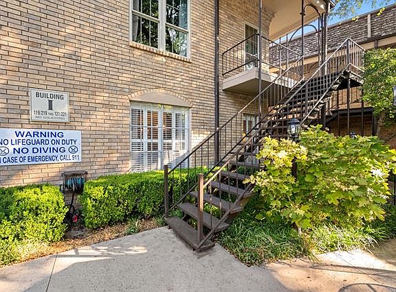3rd image of 4312 Bellaire Dr S APT 121