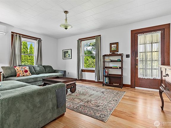 3rd image of 208 Mead Avenue