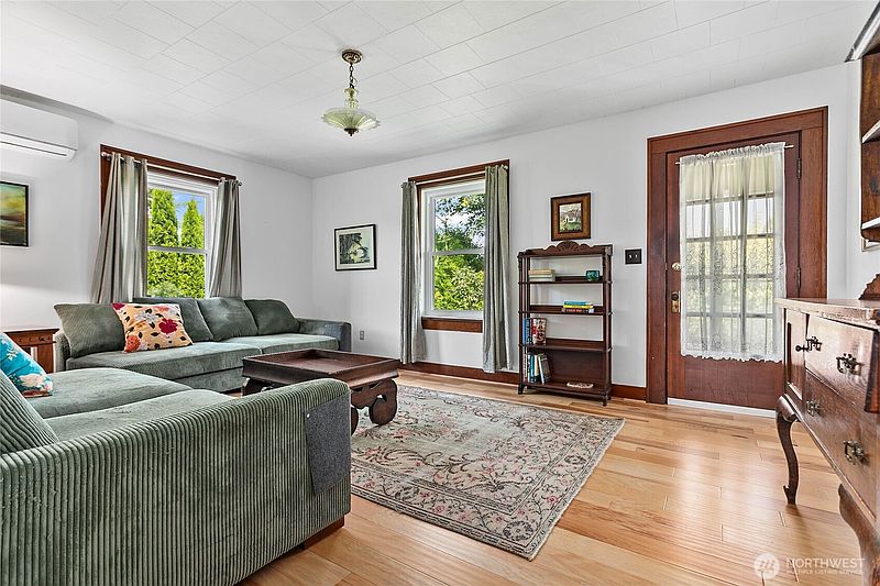 3rd image of 208 Mead Avenue