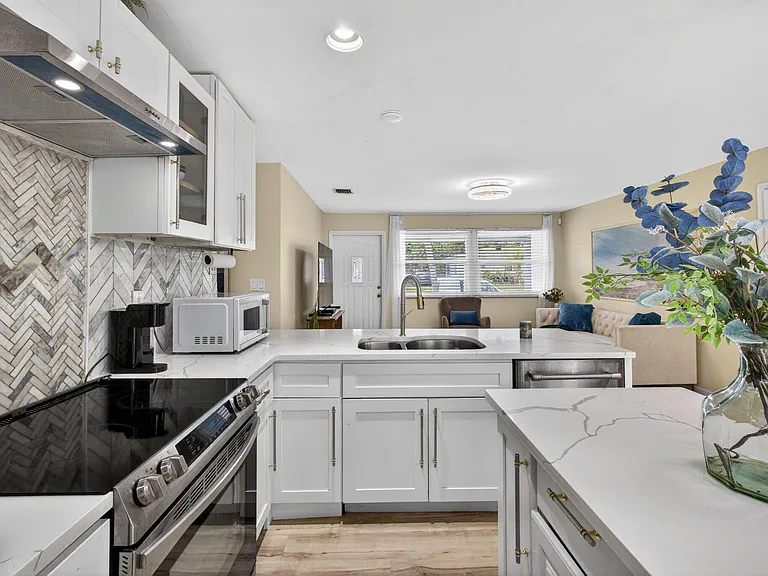 140 W 31st Ct — Photo 15
