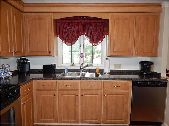 5th image of 65 Julia Dr