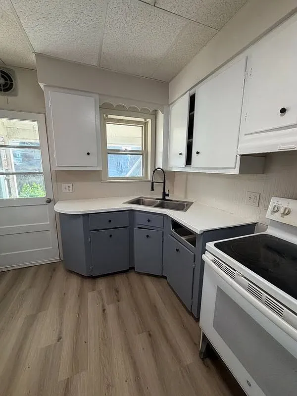 4 bed, 1.0 bath, 1378 sqft, $1,600 — Photo 2
