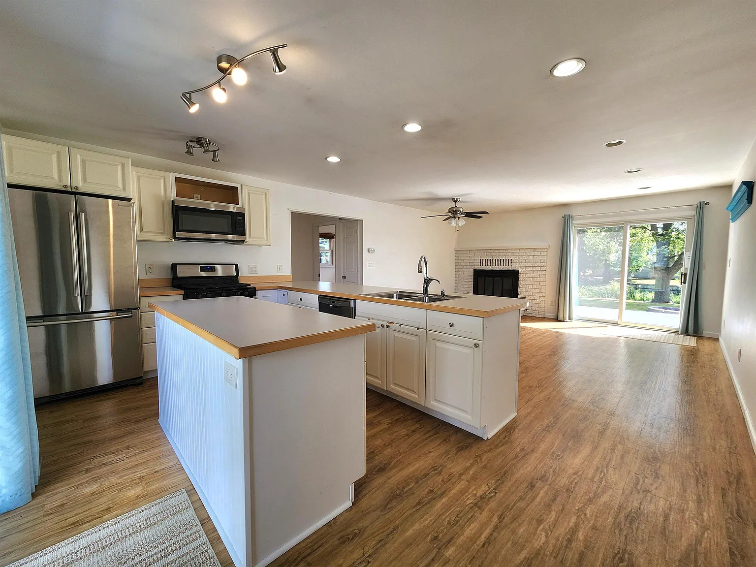3 bed, 2.0 bath, 1200 sqft, $1,600 — Photo 3