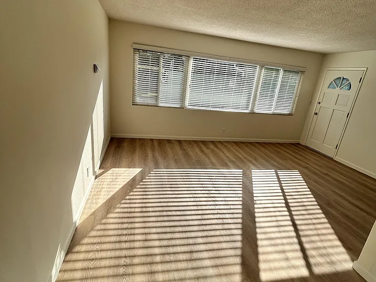 232 W Yanonali St — Photo 2