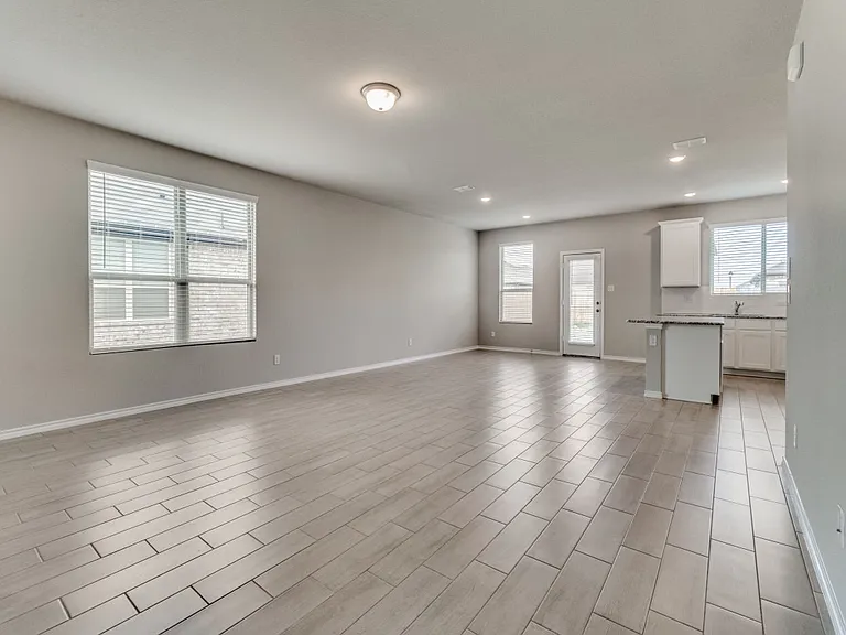 920 Ravenwood Ln — Photo 3
