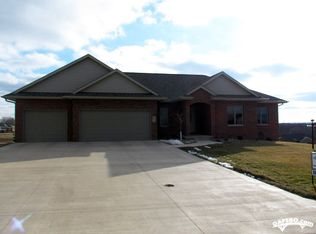 16777 Cordillera Dr, Peosta, IA 52068