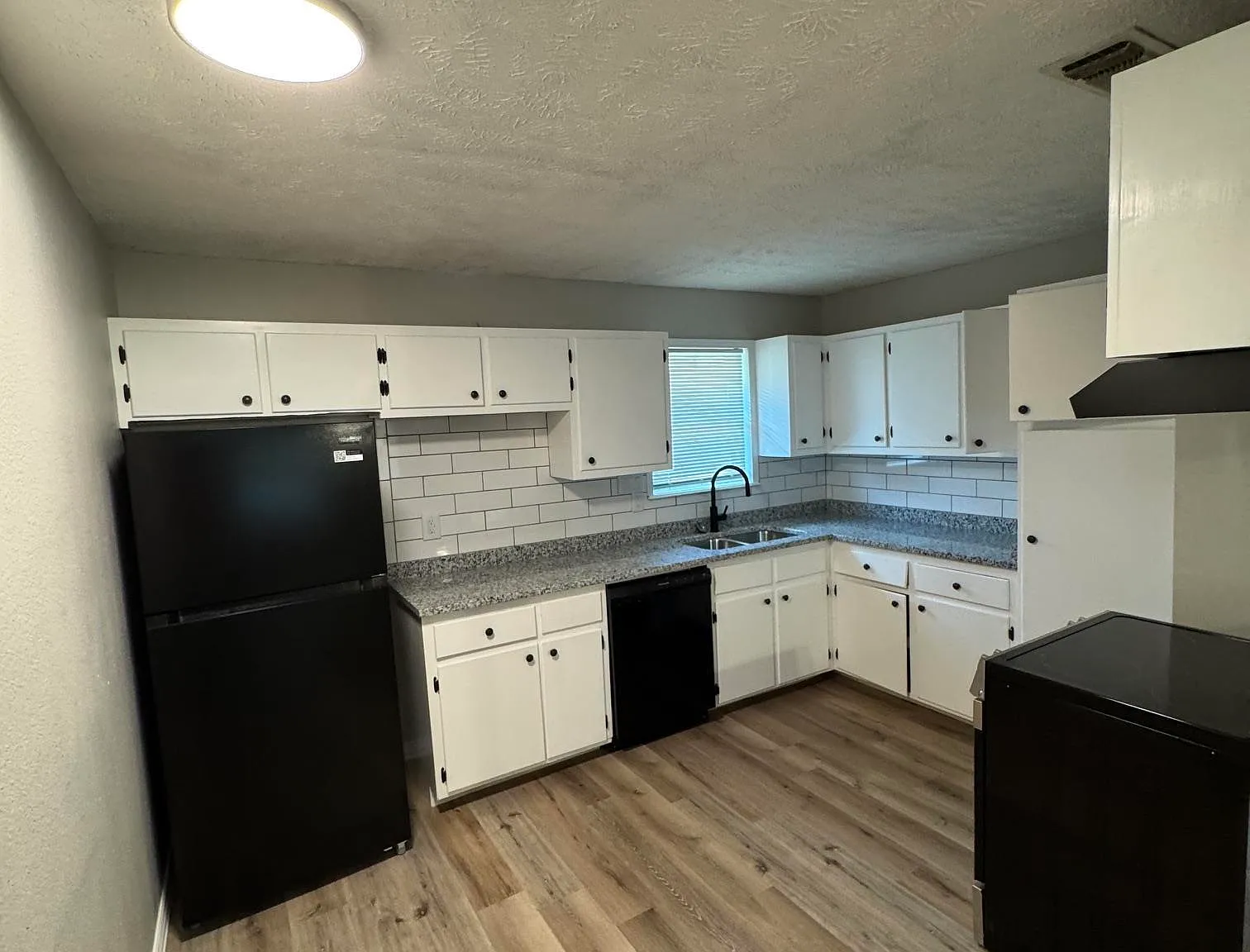 3 bed, 1.0 bath, 1376 sqft, $1,495 — Photo 4