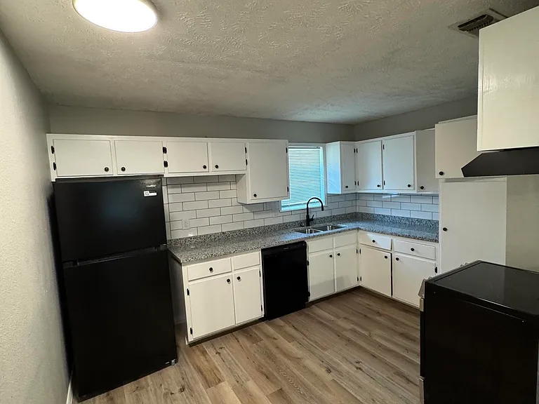 1402 Hunt St — Photo 4