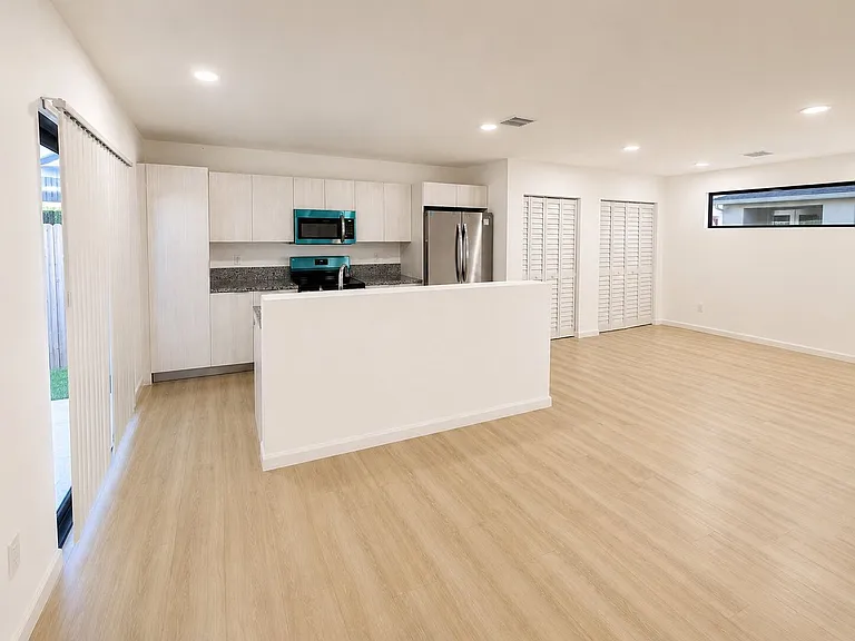 552 NW 7th St #6 — Photo 5