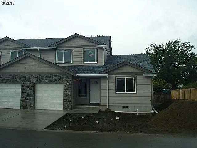 460 Helen St photo 1