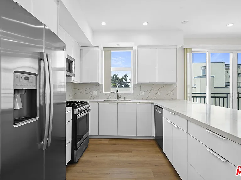11042 La Maida St #203 — Photo 7