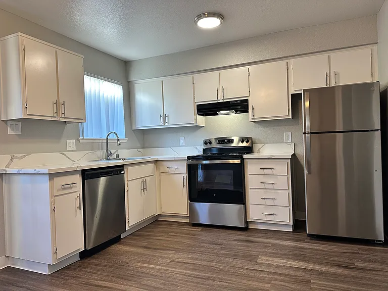 Pointe Townhomes — Photo 6