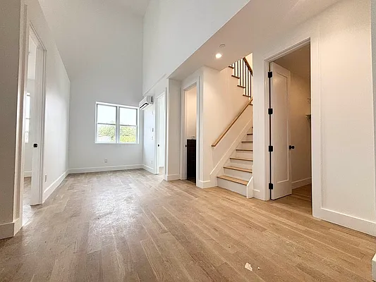 Living room, photo 2