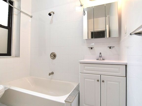 3rd image of 835 W 176th St APT 3A
