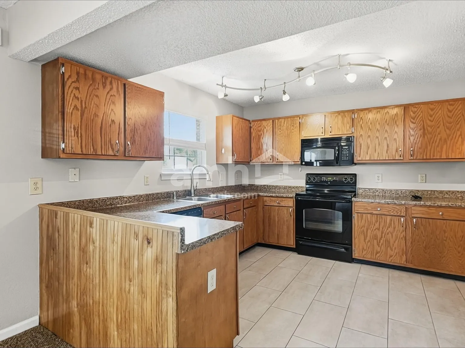 3 bed, 2.5 bath, 1848 sqft, $2,170 — Photo 4