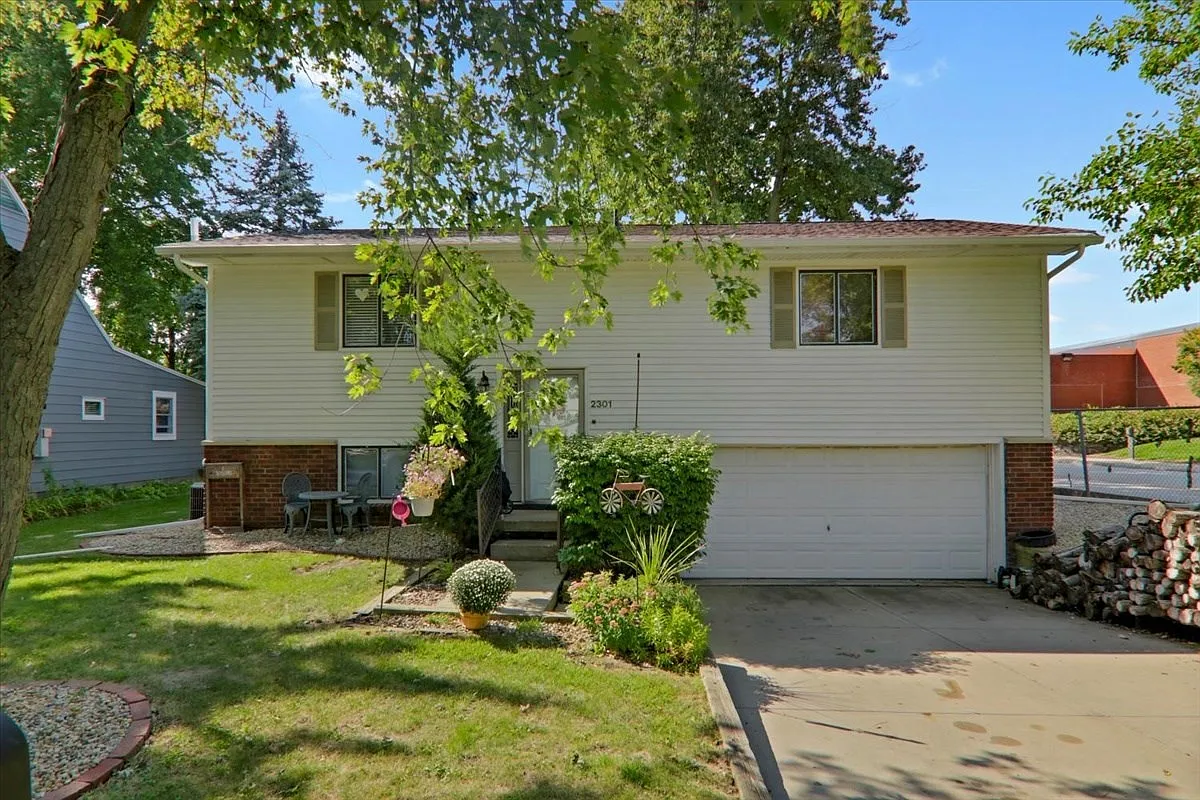 2301 Maysel St photo 1