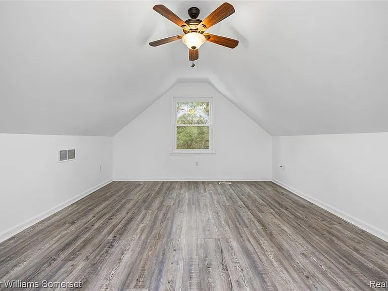 90 Tacoma Dr — Photo 25