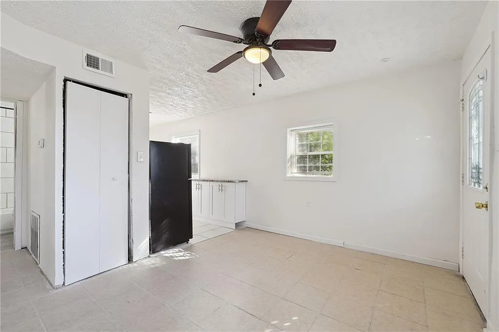 2 bed, 1.0 bath, 1176 sqft, $1,050 — Photo 4