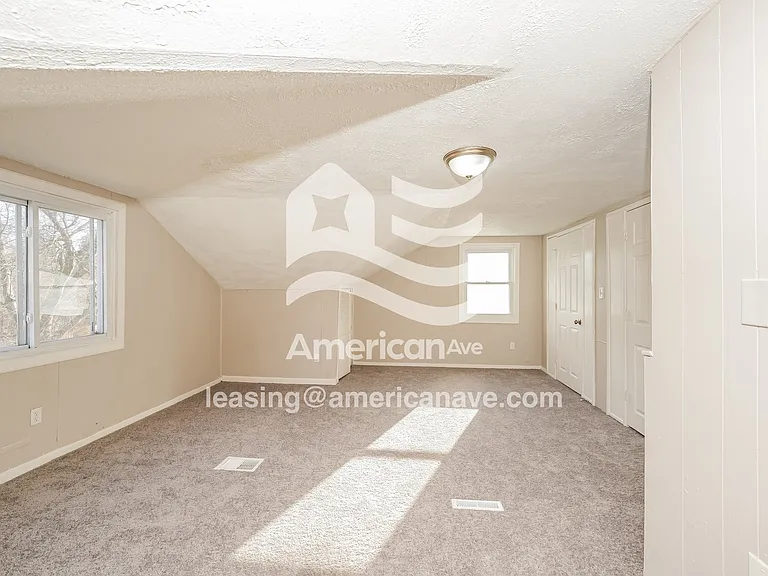 985570_010_bedroom_10.jpg