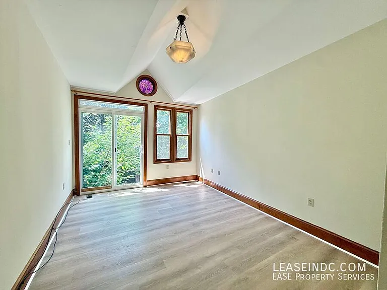 425 5th St SE — Photo 16