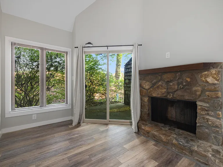 115 Beechnut Streetunit #H7 — Photo 6