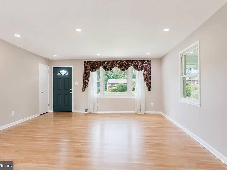 10914 Woodhaven Dr — Photo 3