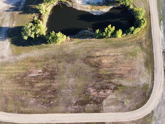 3rd image of 5 Lakeside Dr