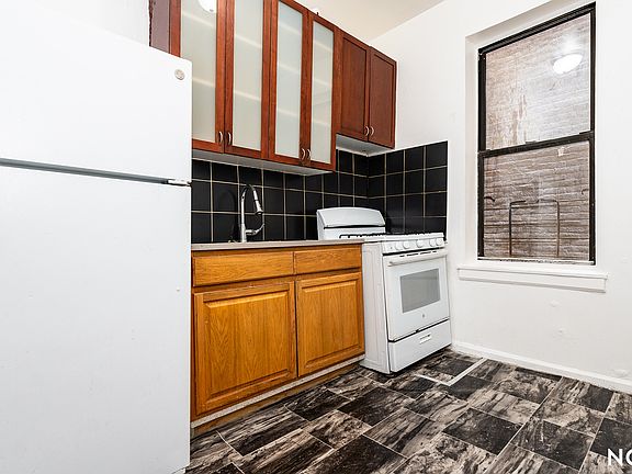 3rd image of 2204 Clarendon Rd #1R