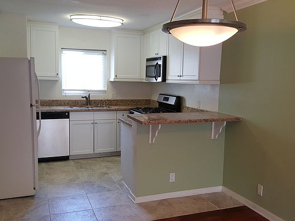 Kitchen with bar counter