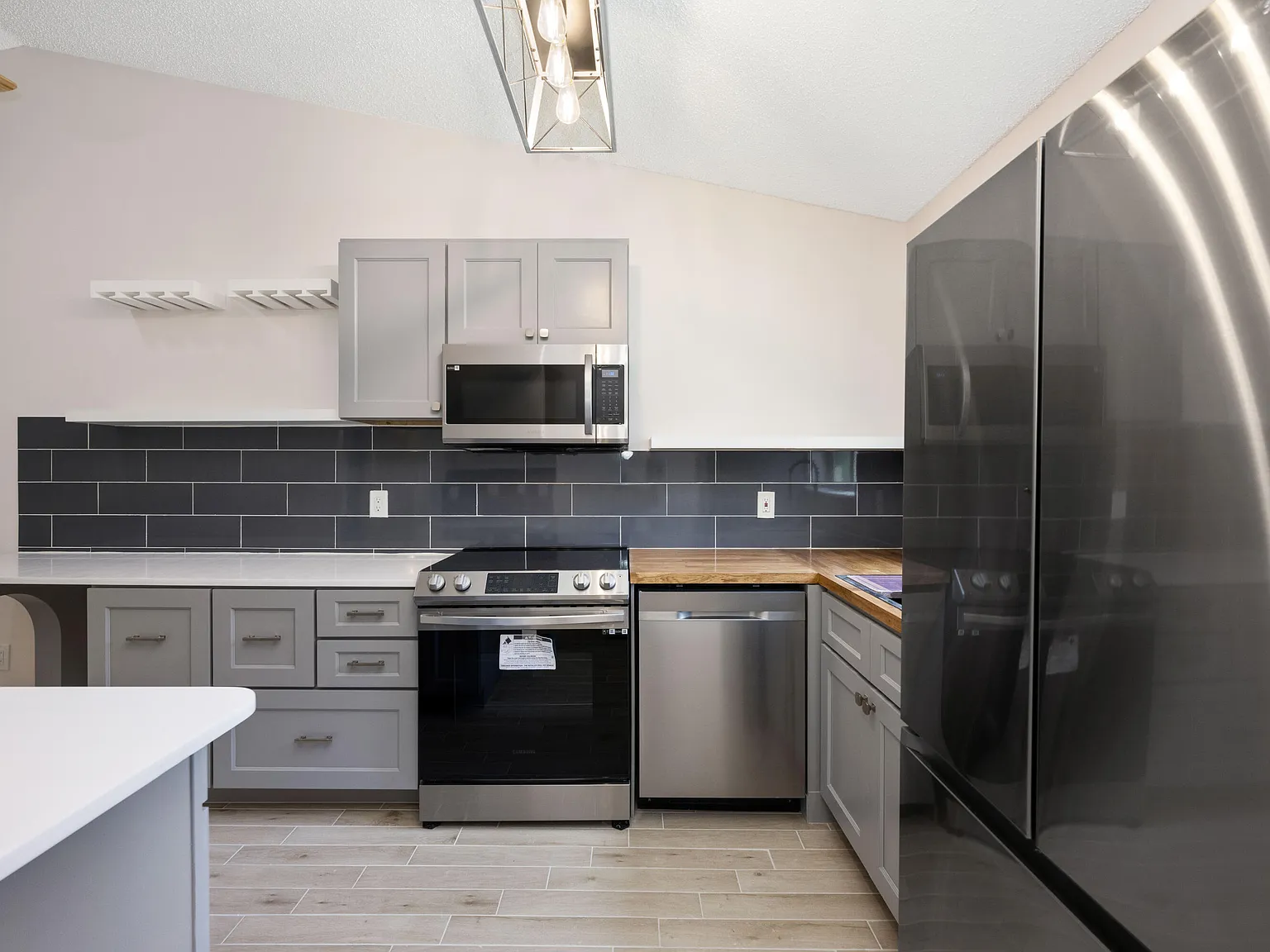 3 bed, 2.0 bath, 7320 sqft, $2,195 — Photo 3