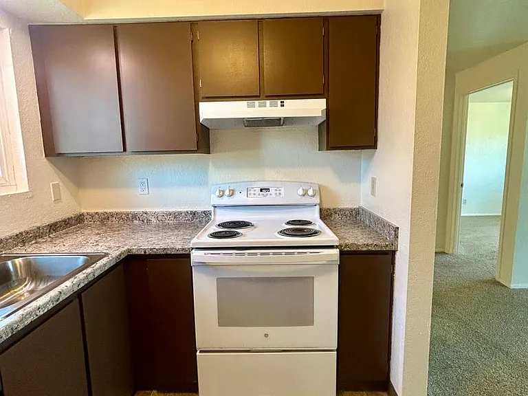 809-875 Plymouth Dr NE — Photo 16