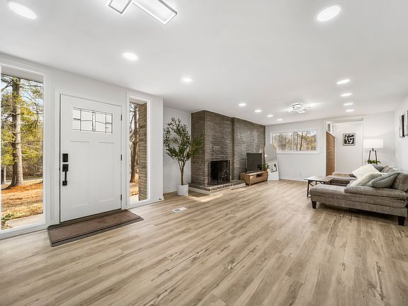 4th image of 325 Russell Rd