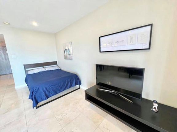 5th image of 2016 Main St APT 1708