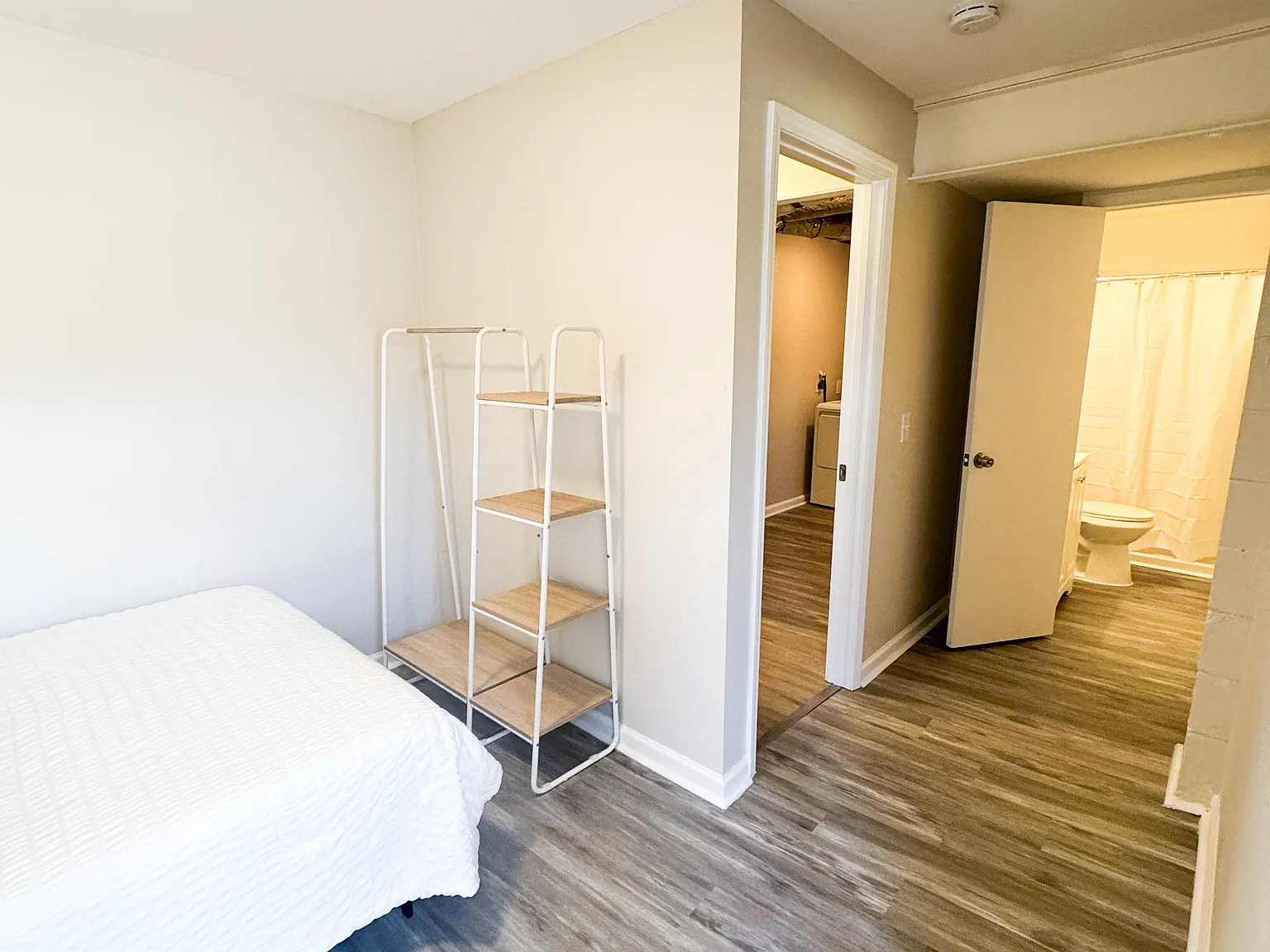 4 bed, 4.0 bath, 2600 sqft, $901 — Photo 2