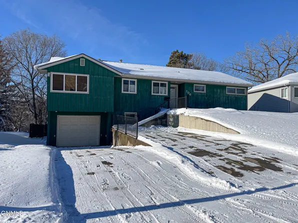 706 Crescent Ln, Bismarck, ND 58501
