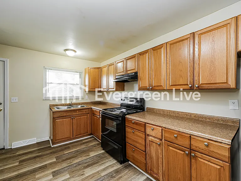 697 Cranford Dr — Photo 5