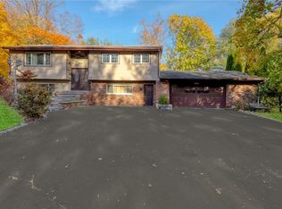 25 Feller Ct, Airmont, NY 10901