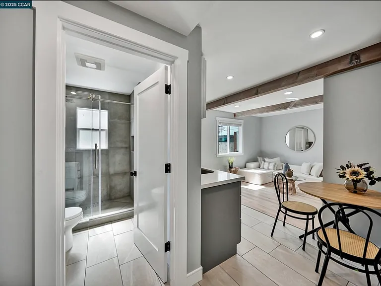 712 Banks Dr — Photo 2