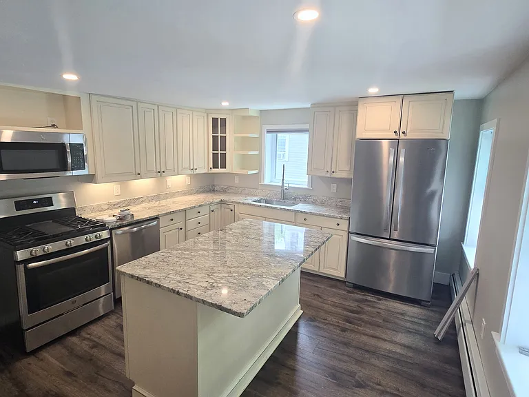 15-17 Central St #4 — Photo 2