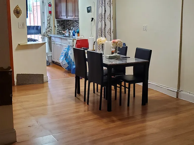558 19th St #1 — Photo 3