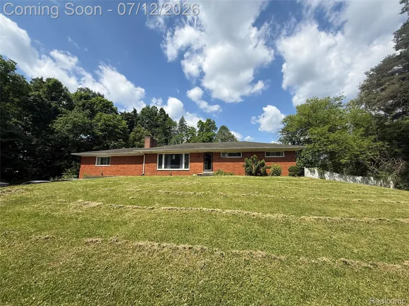1131 Lake Lane Dr, White Lake, MI 48386