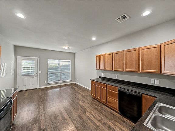 2nd image of 860 & 862 Oakwood Ct