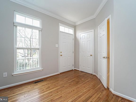 3rd image of 10 Pepperdine Cir