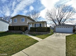 335 Ruth Cir, Bolingbrook, IL 60440