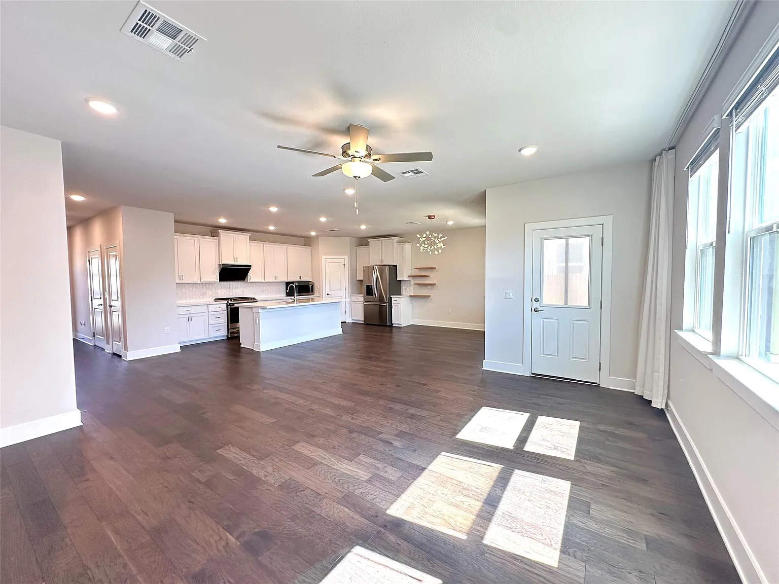 4 bed, 2.5 bath, 2081 sqft, $2,495 — Photo 3