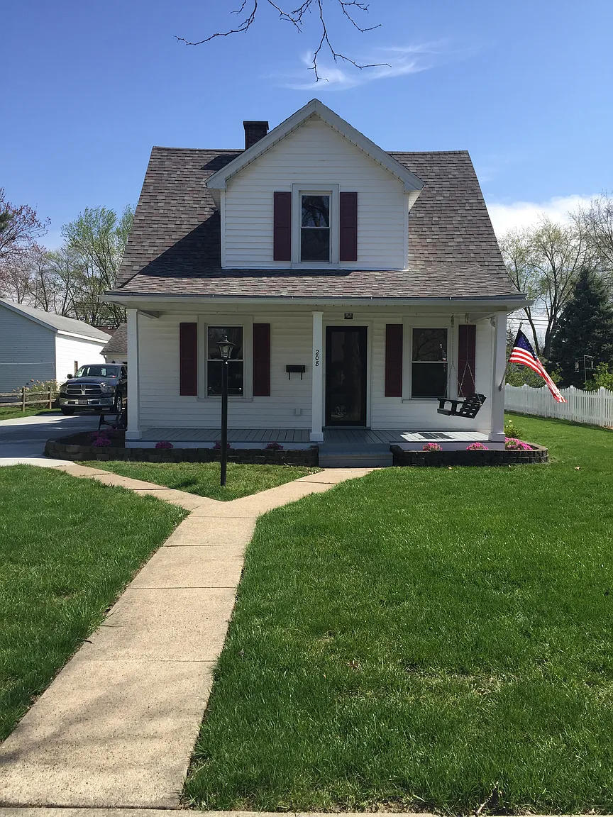 208 E 6th St photo 1