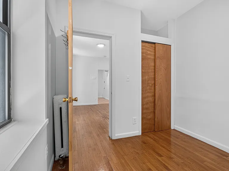 631 E 11th St #3 — Photo 7