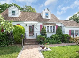580 N Clinton Ave, Lindenhurst, NY 11757
