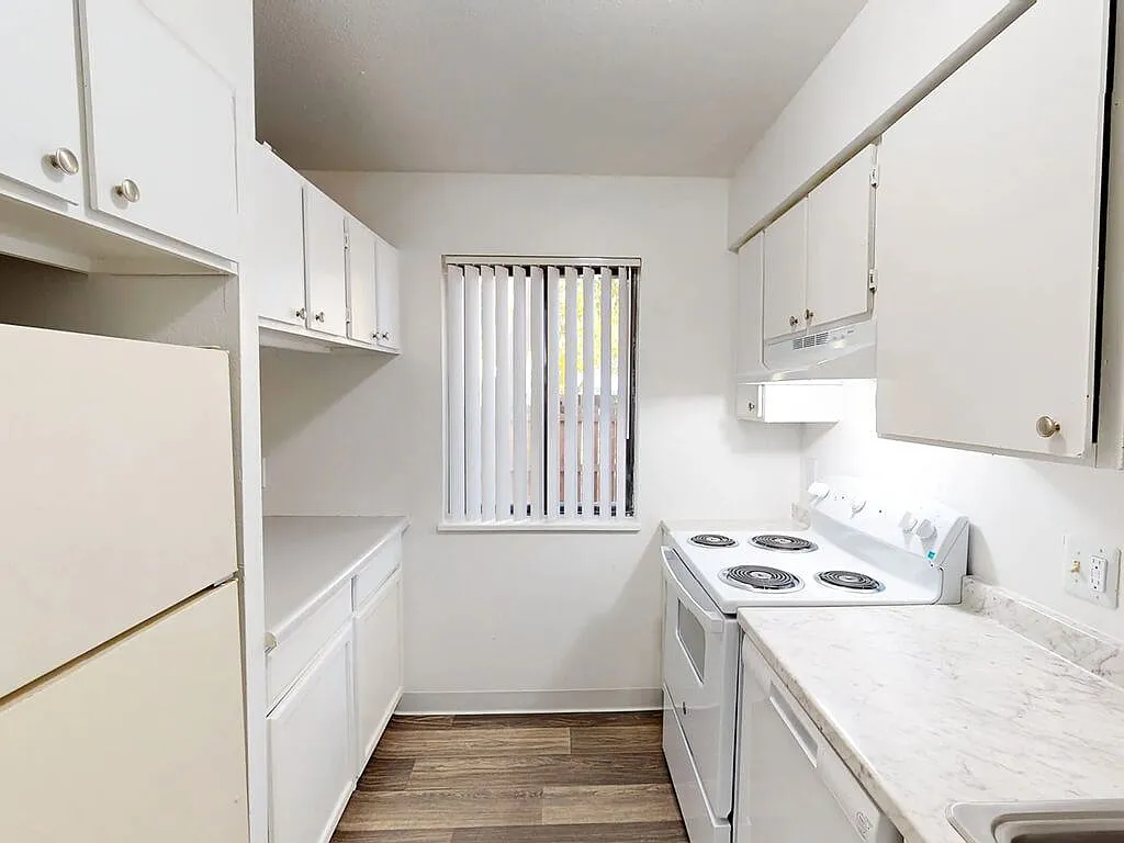 Meadow Lark Apartments — Photo 2
